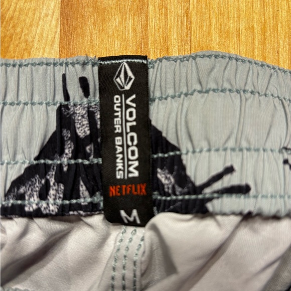 Volcom Gray Patterned Shorts - Picture 2 of 3